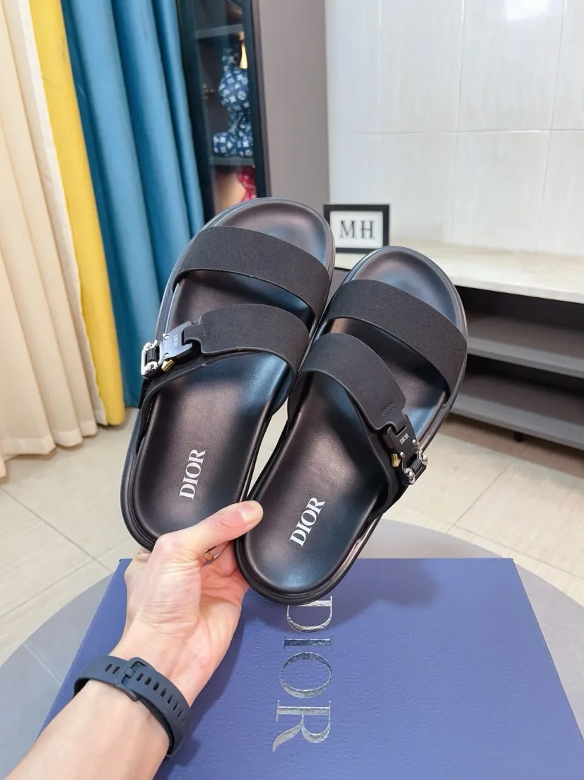 Men's Men's Shoes 💰320🌸🌸Dior Aqua Men's Sandals Slippers. Showcasing Dior haute couture design. The Dior gray suede strap is accented with an aluminum Dior buckle for added style. Paired with a comfortable tonal notch sole, they pair easily with shorts or jeans for a sophisticated look. Main body: suede cow leather, technical fabric lining: cow leather, with adjustable straps, aluminum Dior buckle, Dior gray EVA insole, tonal notch rubber outsole splicing structure👌👌size: 38-44 (45.46 customized)